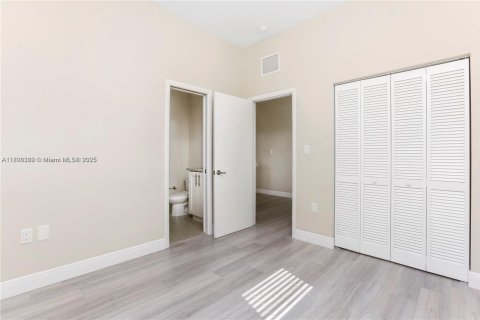 Adosado en alquiler en Miami, Florida, 3 dormitorios, 156.08 m2 № 1943303 - foto 21