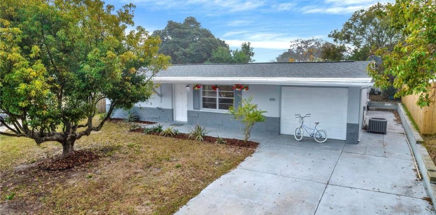 House in New Port Richey, Florida 3 bedrooms, 98.76 sq.m. № 1911962
