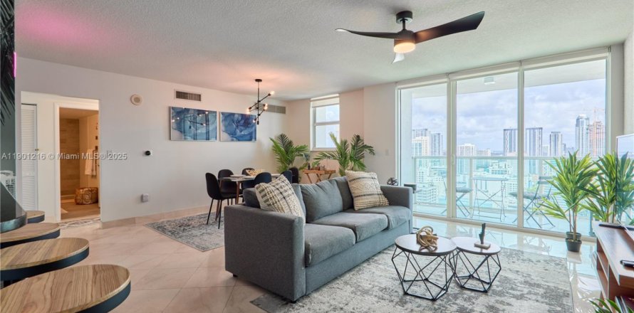 Кондоминиум с 2 спальнями в Майами, Флорида № 1951443