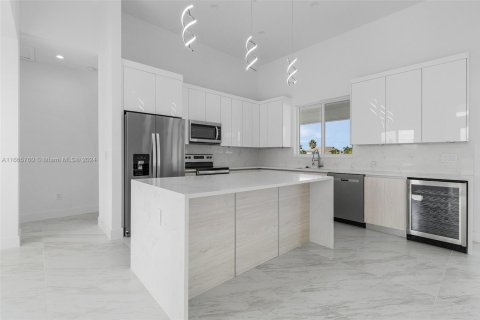 Casa en venta en Cape Coral, Florida, 3 dormitorios № 1764254 - foto 8