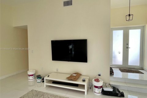Снять в аренду виллу или дом в Майами, Флорида 3 спальни, 147.34м2, № 1953992 - фото 4