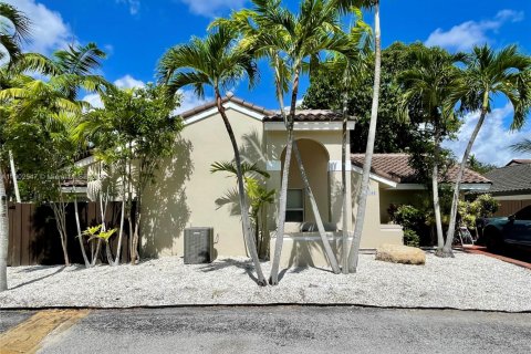 Снять в аренду виллу или дом в Майами, Флорида 3 спальни, 147.34м2, № 1953992 - фото 1