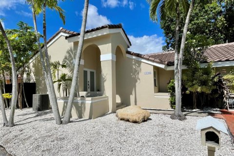 Снять в аренду виллу или дом в Майами, Флорида 3 спальни, 147.34м2, № 1953992 - фото 2