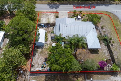House in Fort Pierce, Florida 3 bedrooms, 148.64 sq.m. № 1168890 - photo 1