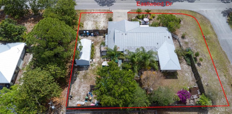 House in Fort Pierce, Florida 3 bedrooms, 148.64 sq.m. № 1168890