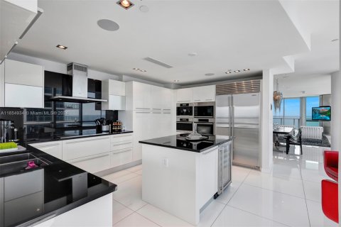 Condominio en alquiler en Sunny Isles Beach, Florida, 4 dormitorios, 230.86 m2 № 1714776 - foto 17