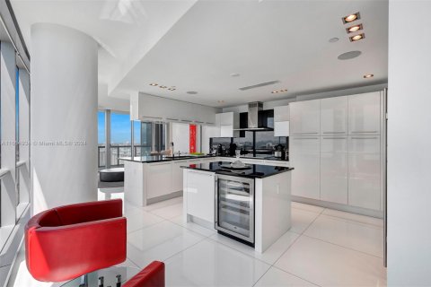 Condominio en alquiler en Sunny Isles Beach, Florida, 4 dormitorios, 230.86 m2 № 1714776 - foto 14