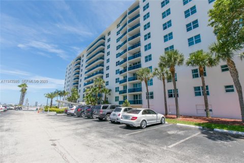 Condo in North Bay Village, Florida, 2 bedrooms  № 2041612 - photo 8