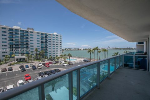 Condo in North Bay Village, Florida, 2 bedrooms  № 2041612 - photo 3