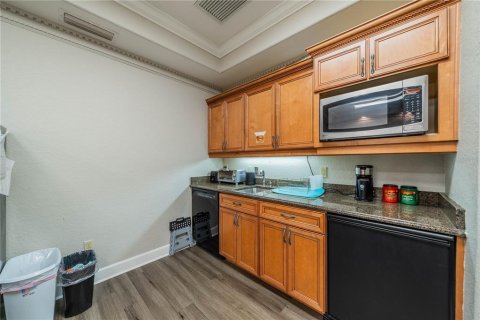 Commercial property in Brandon, Florida 327.02 sq.m. № 2383445 - photo 13