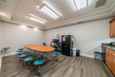 Commercial property in Brandon, Florida 327.02 sq.m. № 2383445 - photo 12