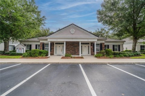 Commercial property in Brandon, Florida 327.02 sq.m. № 2383445