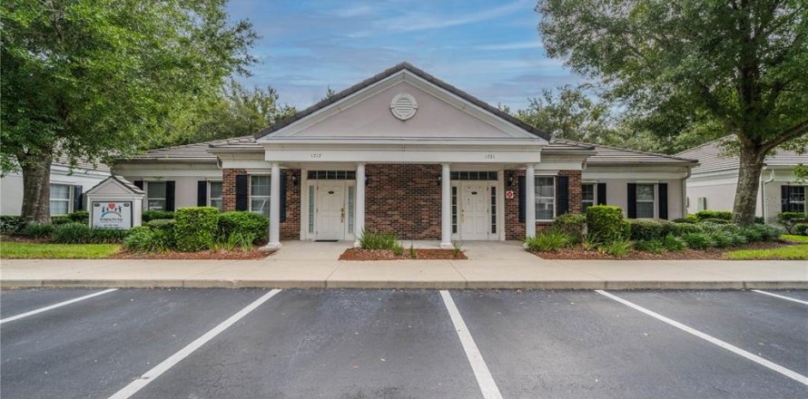 Commercial property in Brandon, Florida 327.02 sq.m. № 2383445