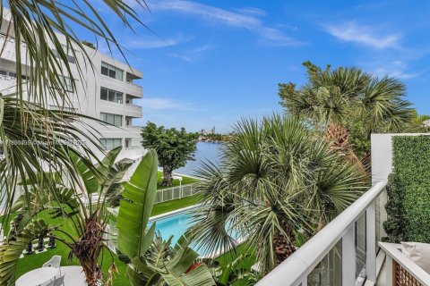 Купить кондоминиум в Бей-Харбор-Айлендс, Флорида 2 спальни, 113.53м2, № 1943503 - фото 24