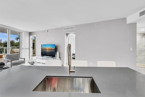 Купить кондоминиум в Бей-Харбор-Айлендс, Флорида 2 спальни, 113.53м2, № 1943503 - фото 13