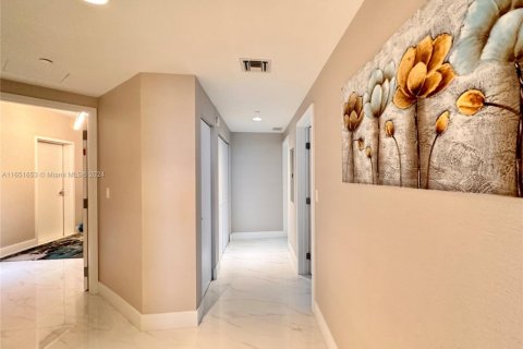 Condo in North Miami Beach, Florida, 3 bedrooms № 1960614 - photo 26
