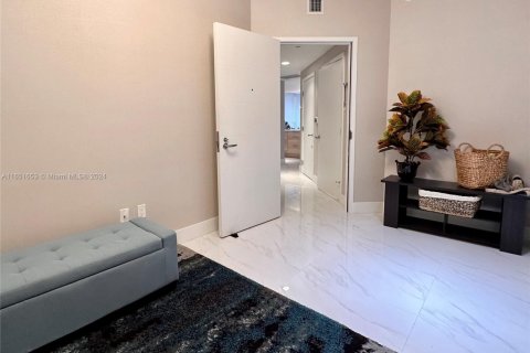 Condo in North Miami Beach, Florida, 3 bedrooms № 1960614 - photo 6