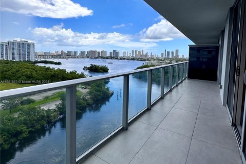 Condo in North Miami Beach, Florida, 3 bedrooms № 1960614 - photo 2