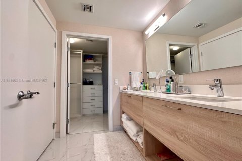 Condo in North Miami Beach, Florida, 3 bedrooms № 1960614 - photo 19