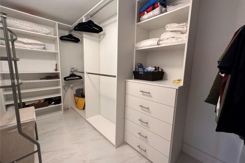 Condo in North Miami Beach, Florida, 3 bedrooms № 1960614 - photo 20