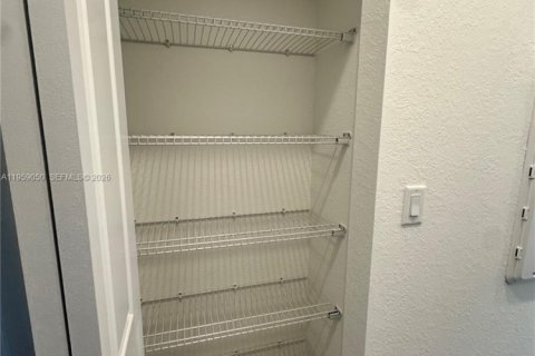 Снять в аренду таунхаус в Хомстед, Флорида 3 спальни, 123.37м2, № 2080595 - фото 12