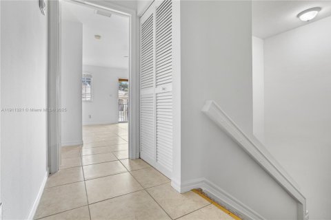 Adosado en venta en Hallandale Beach, Florida, 3 dormitorios, 175.77 m2 № 1967263 - foto 27