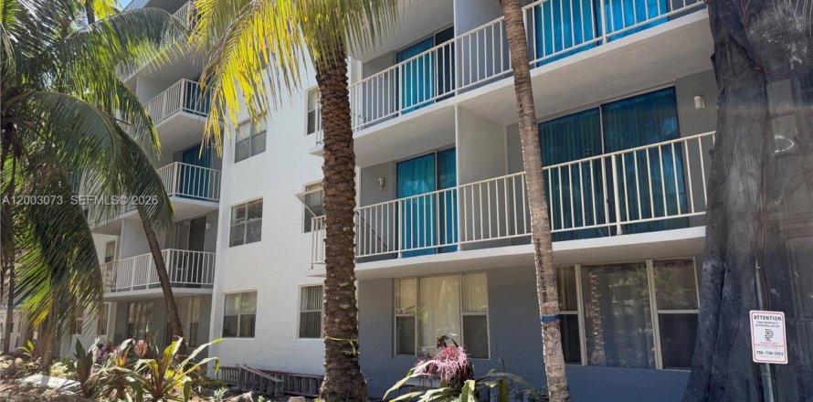 Condo à North Miami, Floride, 1 chambre  № 2179615
