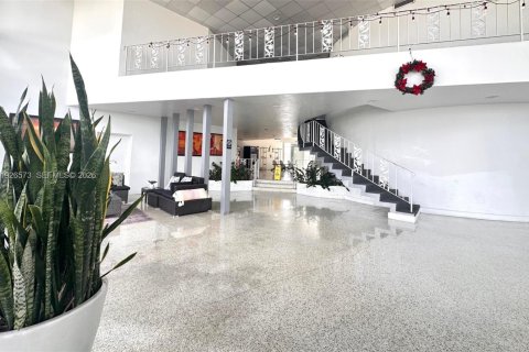 Снять в аренду кондоминиум в Майами-Бич, Флорида 2337.7м2, № 1995732 - фото 2