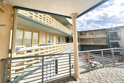 Снять в аренду кондоминиум в Майами-Бич, Флорида 2337.7м2, № 1995732 - фото 20