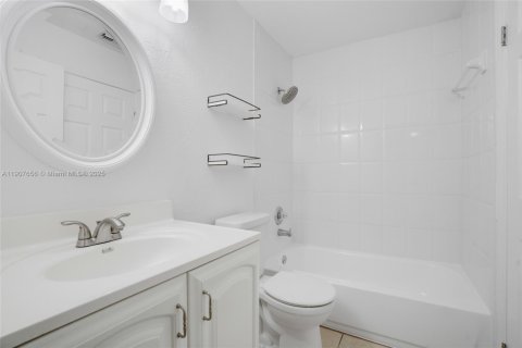 Apartamento en alquiler en Miami, Florida, 2 dormitorios, 99.87 m2 № 2013133 - foto 1