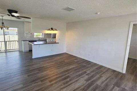 Casa en venta en Saint Pete Beach, Florida, 4 dormitorios, 120.77 m2 № 1915507 - foto 8