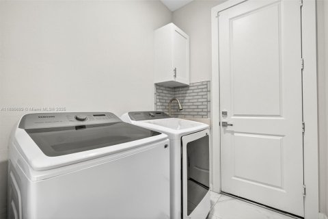 House in Naples, Florida 3 bedrooms, 142.98 sq.m. № 1941343 - photo 19