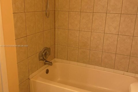 Купить кондоминиум в Корал-Спрингс, Флорида 2 спальни, 100.33м2, № 1979925 - фото 9