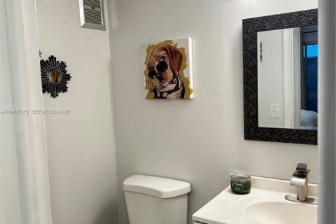 Condo in West Palm Beach, Florida, 2 bedrooms  № 2026540 - photo 10