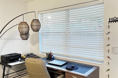 Condo in West Palm Beach, Florida, 2 bedrooms  № 2026540 - photo 5