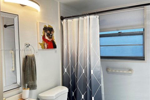 Condo in West Palm Beach, Florida, 2 bedrooms  № 2026540 - photo 9