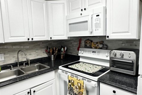 Condo in West Palm Beach, Florida, 2 bedrooms  № 2026540 - photo 8