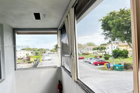 Condo in West Palm Beach, Florida, 2 bedrooms  № 2026540 - photo 11