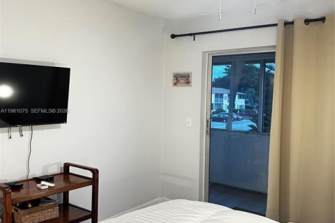 Condo in West Palm Beach, Florida, 2 bedrooms  № 2026540 - photo 14