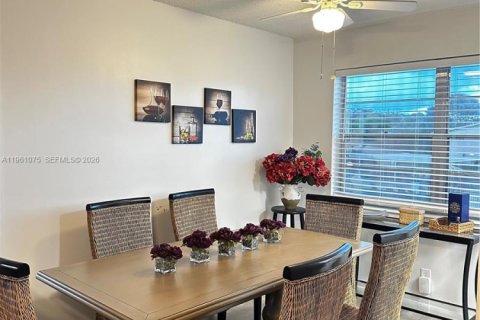 Condo in West Palm Beach, Florida, 2 bedrooms  № 2026540 - photo 3