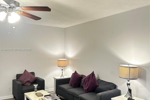 Condo in West Palm Beach, Florida, 2 bedrooms  № 2026540 - photo 2