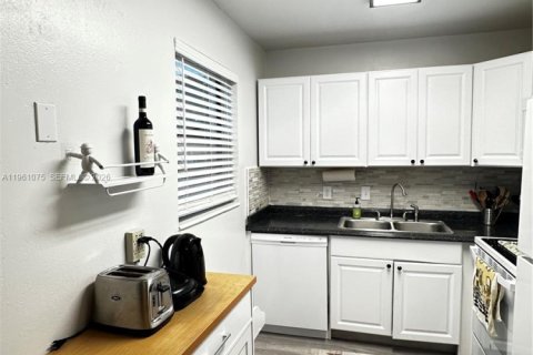 Condo in West Palm Beach, Florida, 2 bedrooms  № 2026540 - photo 6