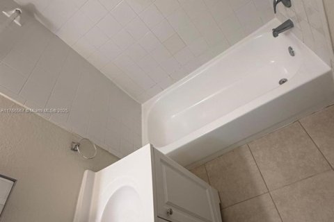 Condo in Miami, Florida, 3 bedrooms  № 1739023 - photo 8