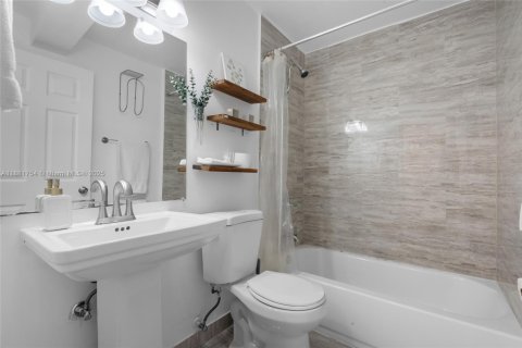 Снять в аренду виллу или дом в Майами, Флорида 2 спальни, 74.32м2, № 1977791 - фото 16