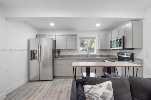 Снять в аренду виллу или дом в Майами, Флорида 2 спальни, 74.32м2, № 1977791 - фото 6