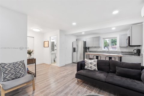 Снять в аренду виллу или дом в Майами, Флорида 2 спальни, 74.32м2, № 1977791 - фото 3