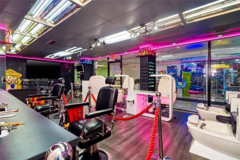 Immobilier commercial à vendre à Sunny Isles Beach, Floride № 2022442 - photo 12