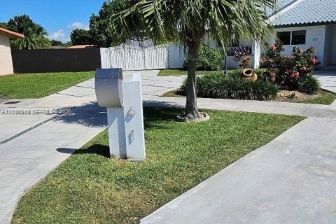 Villa ou maison à louer à Miami, Floride: 3 chambres, 191.01 m2 № 2283037 - photo 2