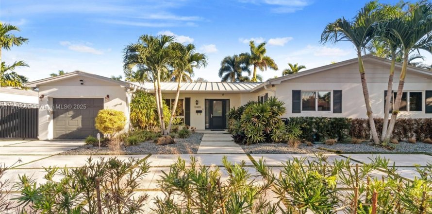 Дом в Майами, Флорида 4 спальни, 223.52м2 № 1971926