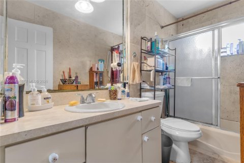 House in Cutler Bay, Florida 4 bedrooms, 183.2 sq.m. № 2009910 - photo 13